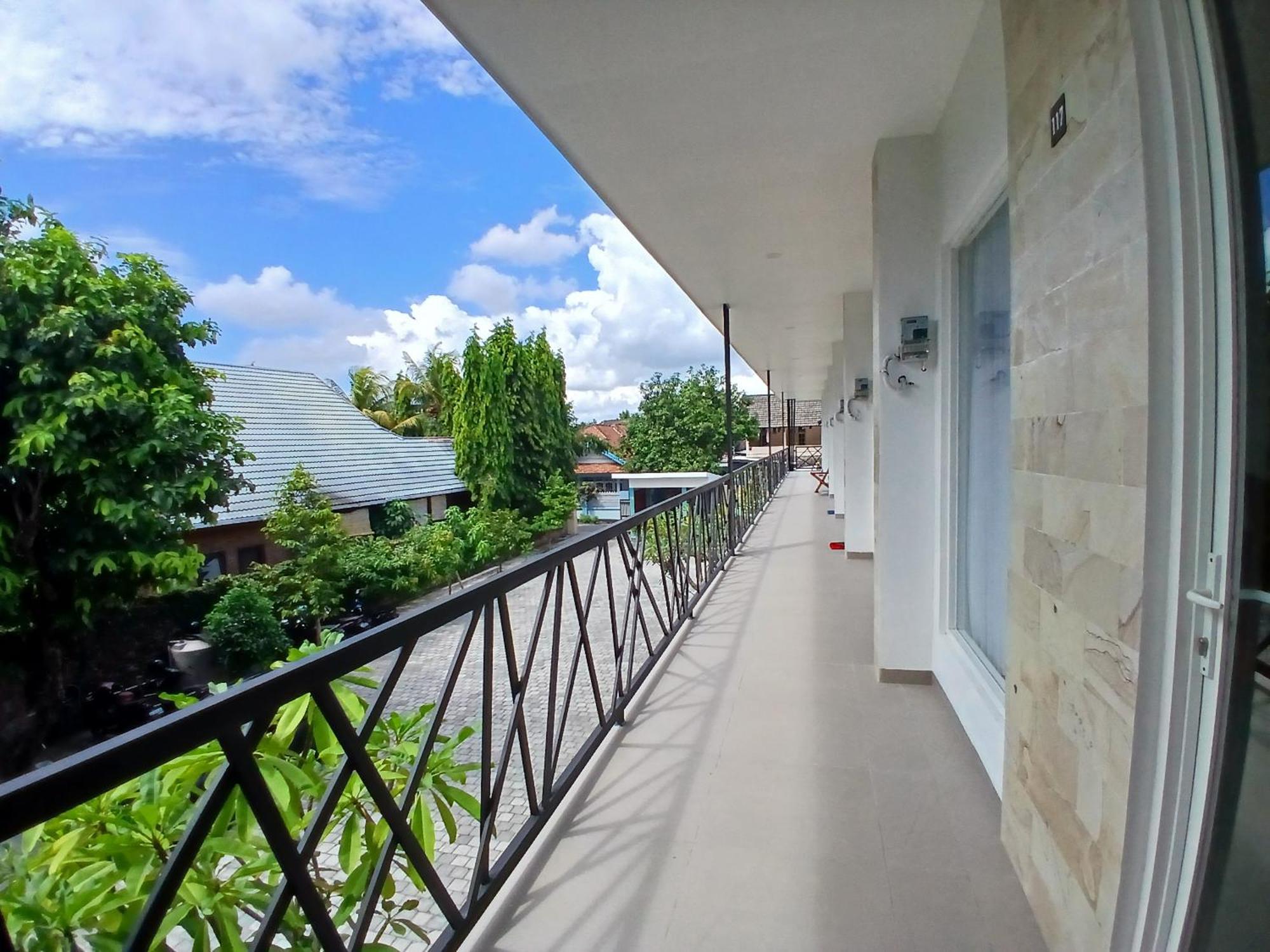Zavana Rooms & Restaurant Tanjungkarang Exterior foto